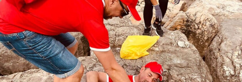 Voluntarios de Coca Cola limpian la Playa de Terramar, en Sitges, Barcelona